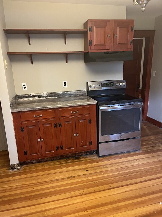 Building Photo - 107 Elm St