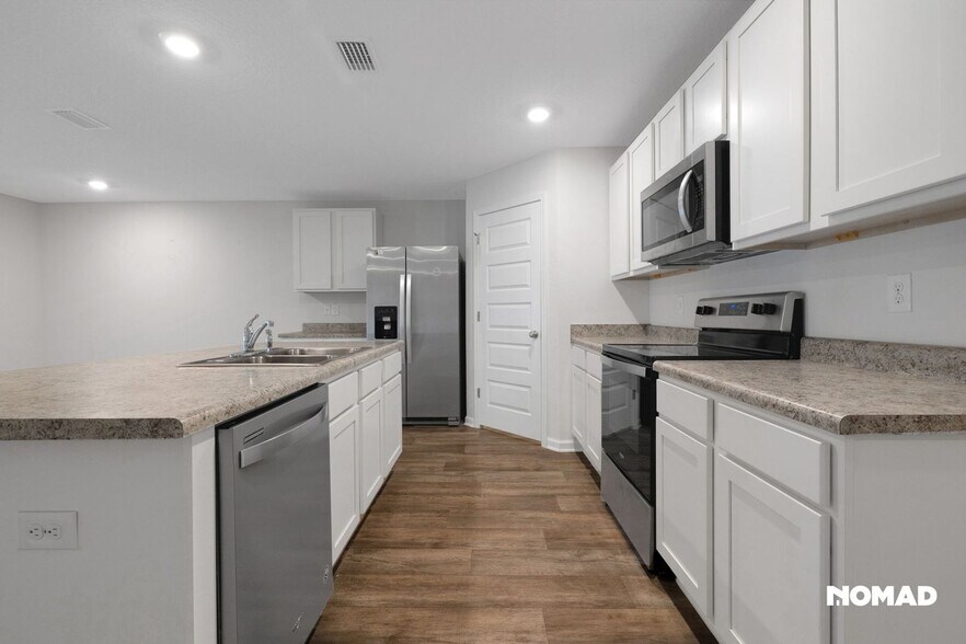 Building Photo - 10613 Queens Gate Cir