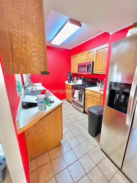 Building Photo - 147 Kelton St