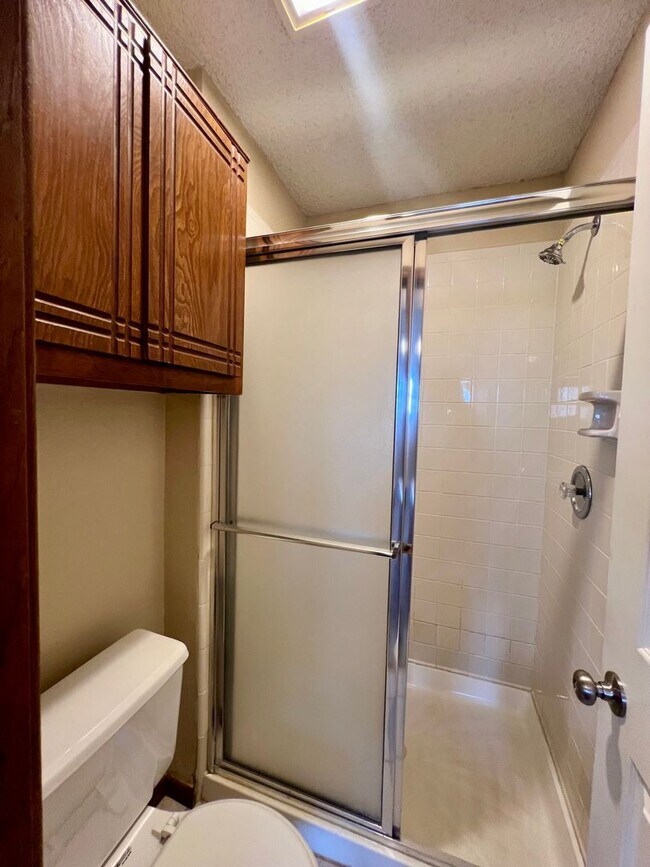 Building Photo - Cozy Rental in NW OKC!
