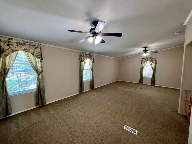 Building Photo - Spacious 4BD/3BA Home in Adkins with Chef's Kitchen & Dual Walk-In Closets!