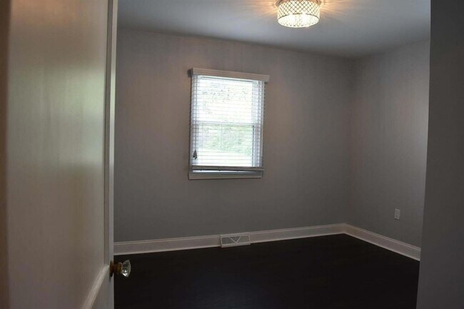 Building Photo - 351 Maple St