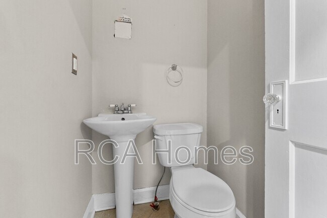 Building Photo - 4704 Broadway St