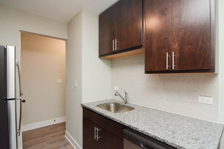 Building Photo - 447 W Surf St