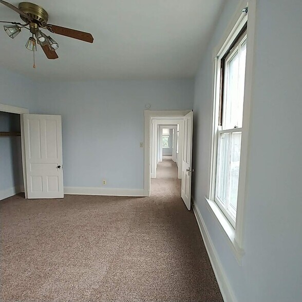 Building Photo - 559 E Epworth Ave