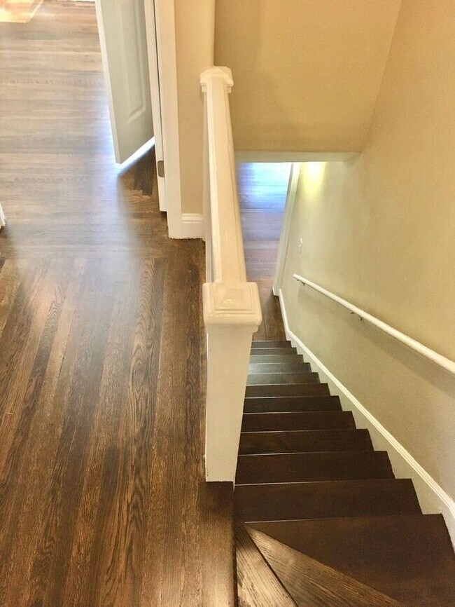 Building Photo - 2 Bed, 1 Bath Duplex Unit with Garage in P...