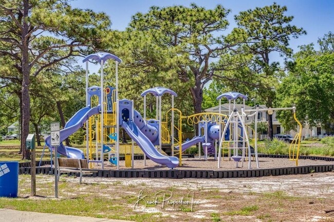 Building Photo - 1613 E Blount St