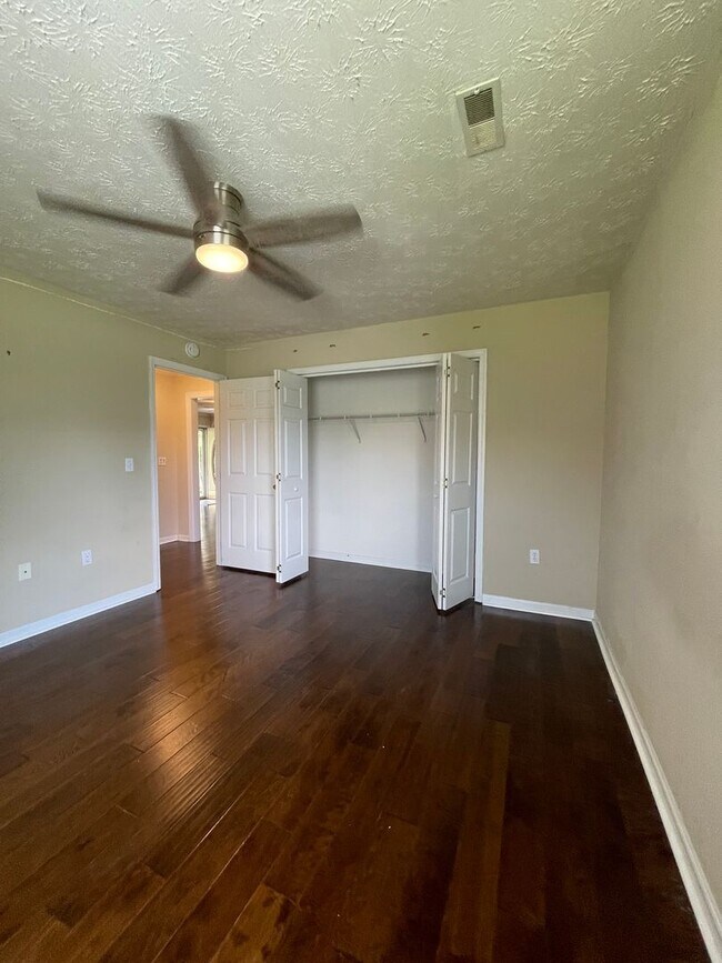 Building Photo - MOVE IN READY