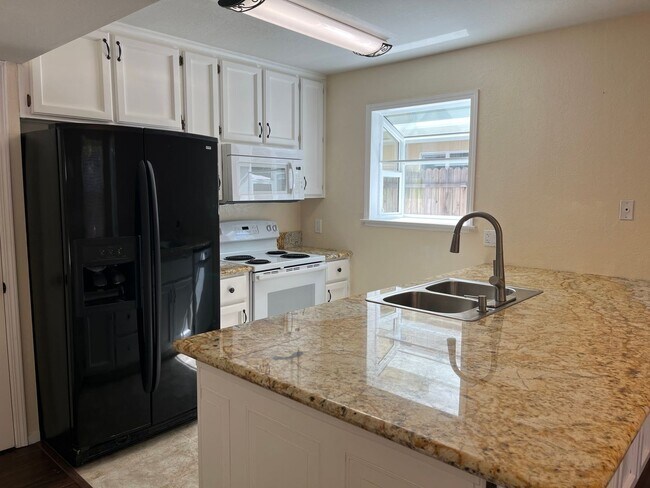 Building Photo - Spacious 3bed 2.5bath 2 story home available now!