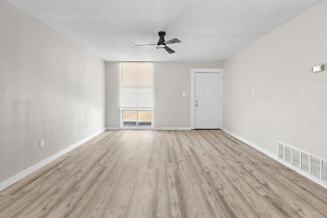 Building Photo - 2105 Butternut Ln
