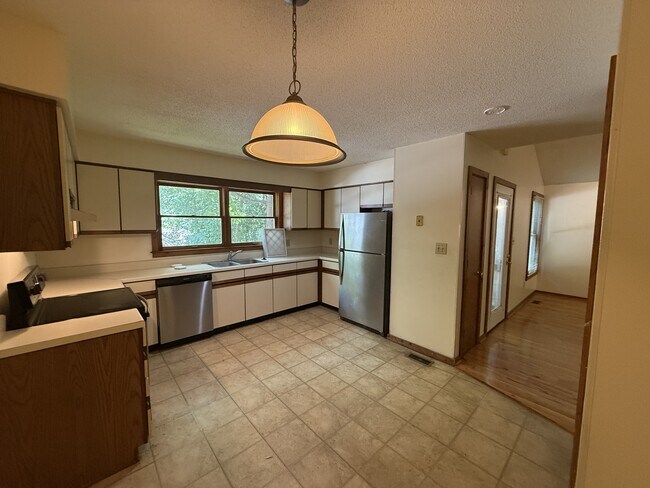 Building Photo - 113 S Peak Dr