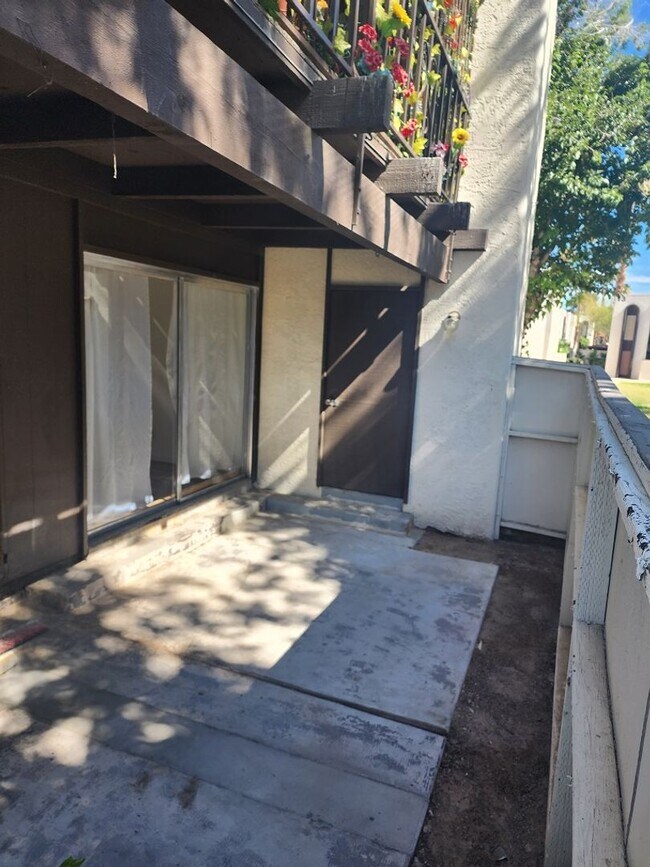 Building Photo - 3 bedroom/ 2 bath condo 1st floor condo