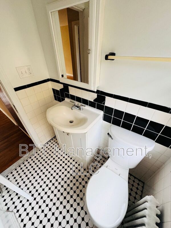 Building Photo - 8400 Greenwood Ave