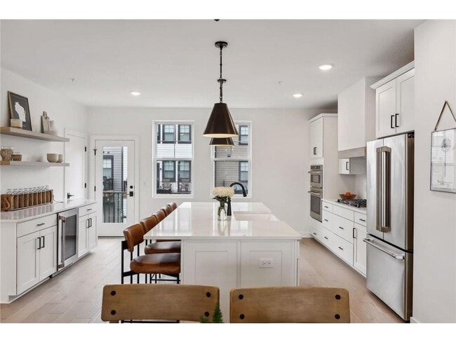 Building Photo - 870 Mount Curve Blvd