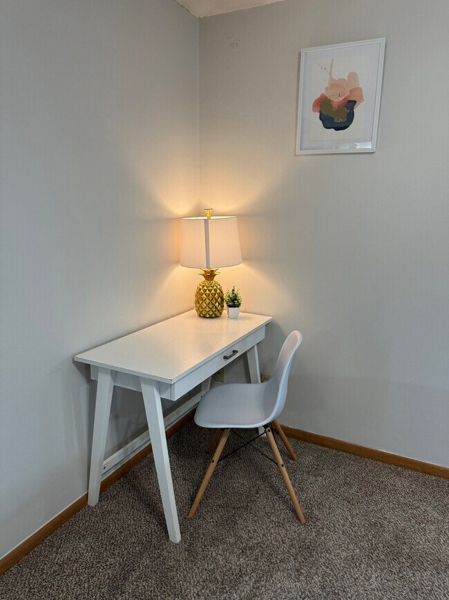 Building Photo - 202 NW Sharmin Dr