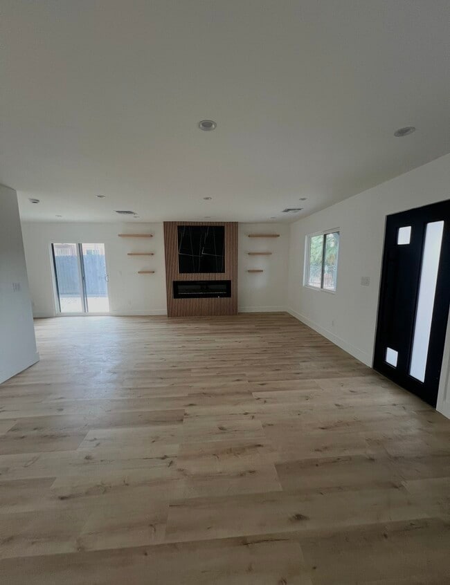 Building Photo - 13935 Valerio St