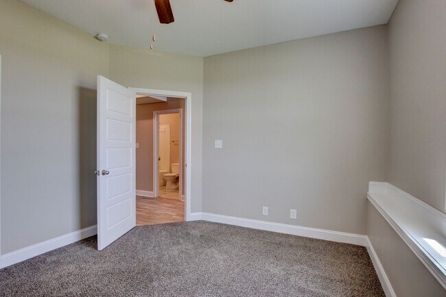 Building Photo - 1121 Cardinal Creek Dr