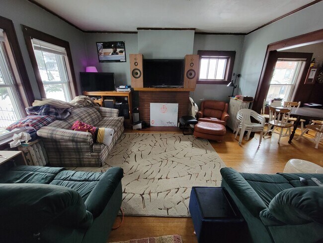 Building Photo - AVAILABLE JUNE -  4 Bed 1 Bath Townhome