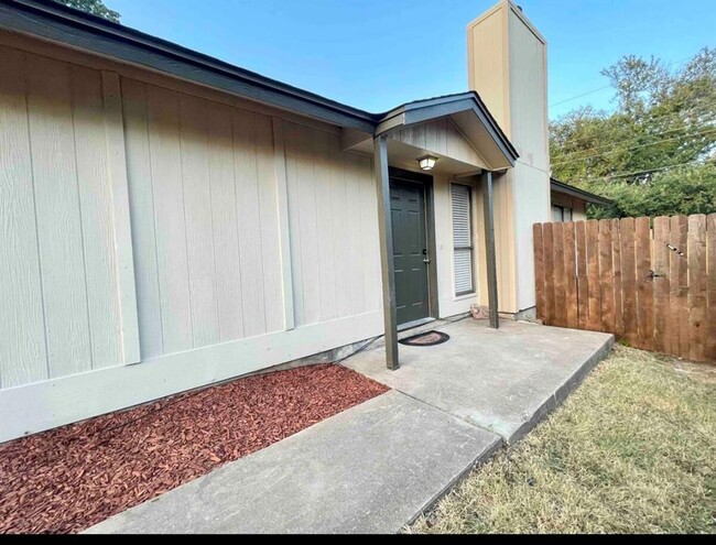 Building Photo - 1725 Horseshoe Cir