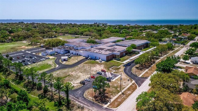 Building Photo - 834 Riverside Dr