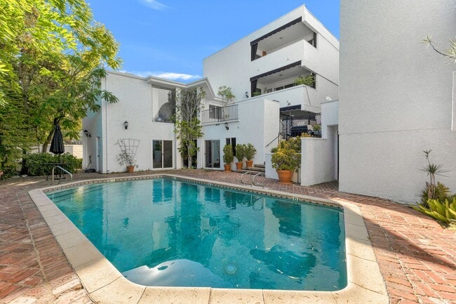 Building Photo - 4950 Louise Ave