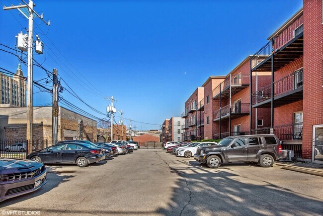 Building Photo - Stunning Wicker Park 3 Bed - Available August 1st
