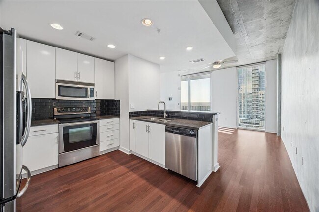 Building Photo - 360 Nueces St