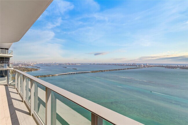 Building Photo - 700 NE 24th St