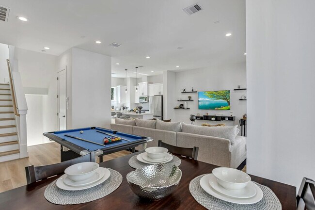 Building Photo - 3020 Live Oak St