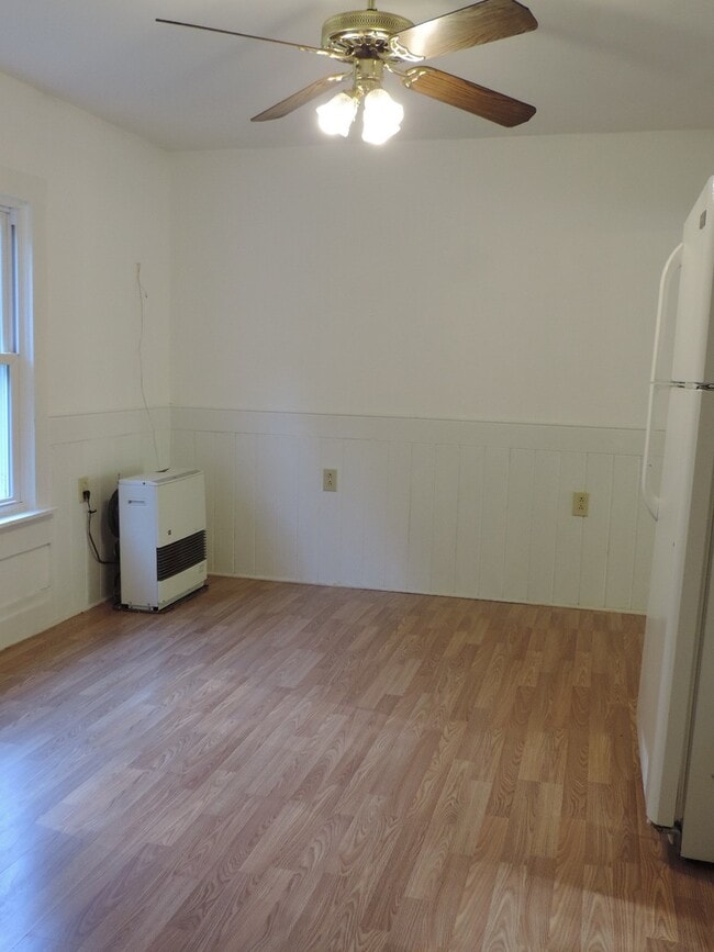 Building Photo - Cute 2/1 Cottage in Fleetwood with Office Space Upstairs