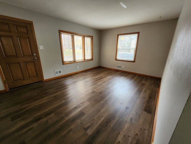 Building Photo - 4 Bedroom Cape Cod with Large Partially Fe...