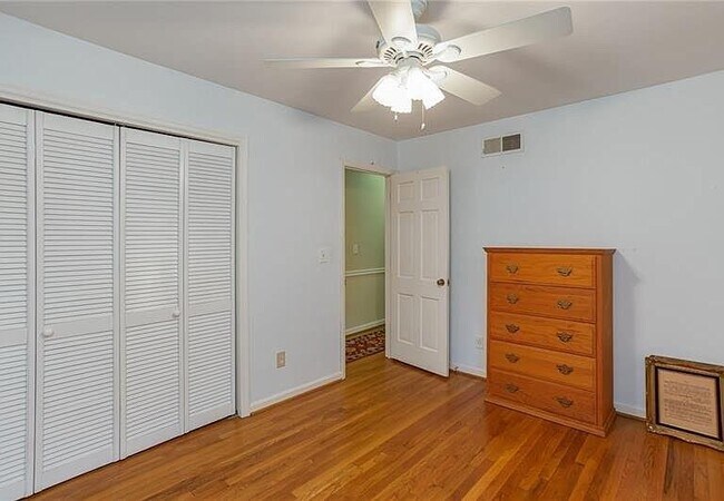 Building Photo - 5540 Windy Ridge Dr NE