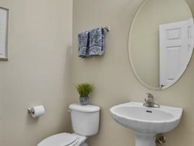 Building Photo - Three Bedroom Townhome in Southwood