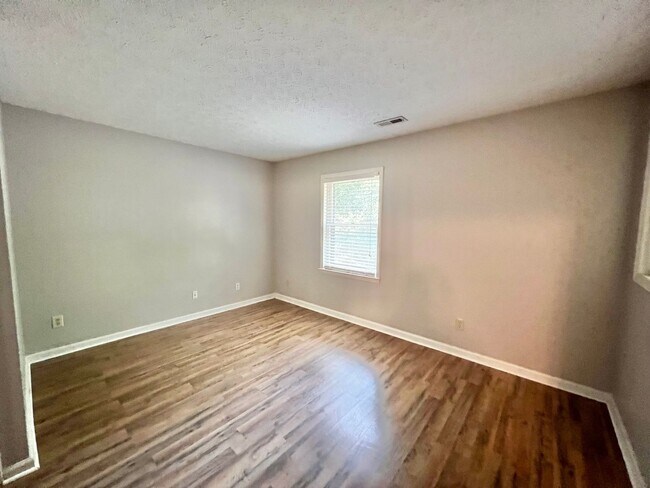 Building Photo - Charming Two-Story 2BD, 2.5BA Raleigh Cond...