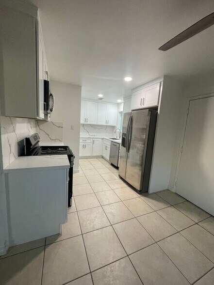 Building Photo - 8761 Woodley Ave