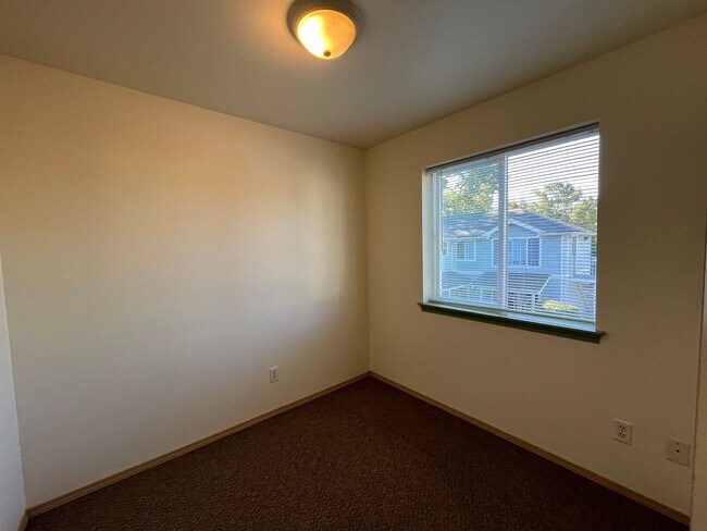 Building Photo - Three Bedroom Townhouse Style Unit