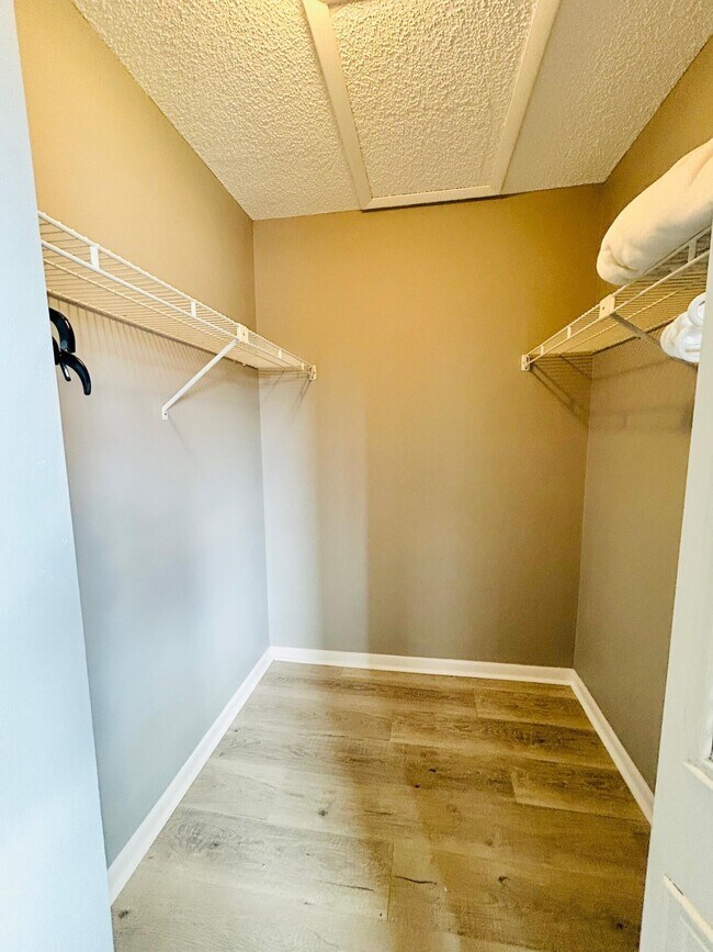 Building Photo - 408 Pine Glen Ln