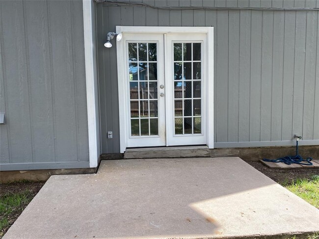 Building Photo - 4001 Alexandria Dr