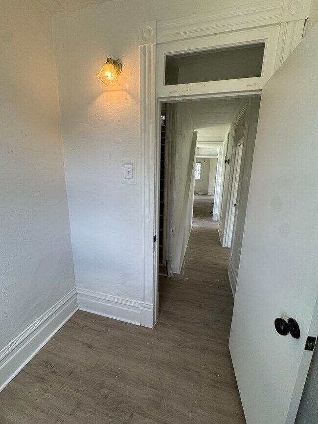 Building Photo - 540 W 7th Ave