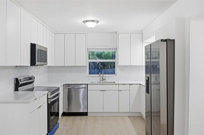 Building Photo - 465 NE 165th St