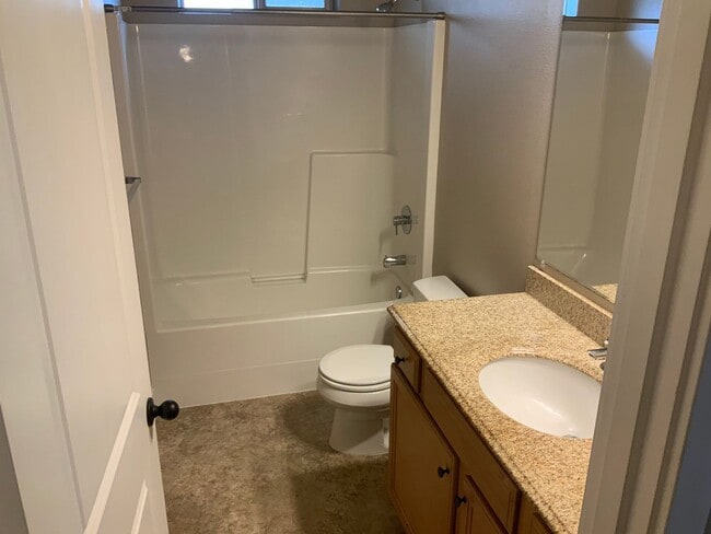 Building Photo - 5 Bedroom Duplex in University Area