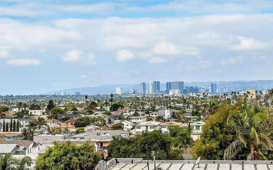 Building Photo - 4558 1/2 Saturn St