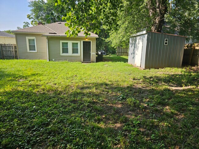 Building Photo - 319 W Linden Ave