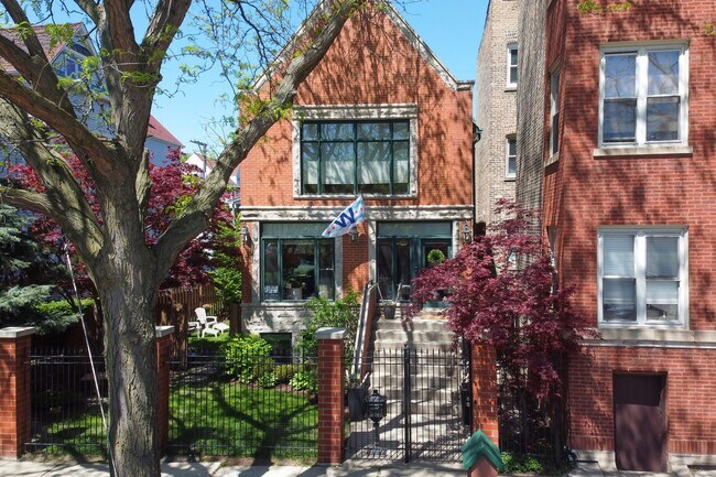 Primary Photo - 1912 W Byron St