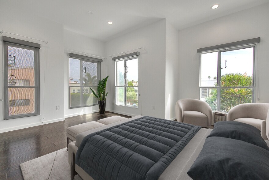 Building Photo - 1952 N Beachwood Dr