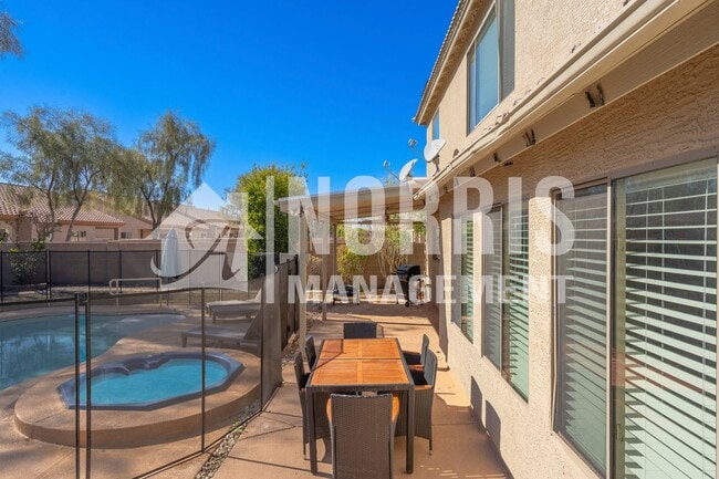 Building Photo - 1553 E Alba Dr