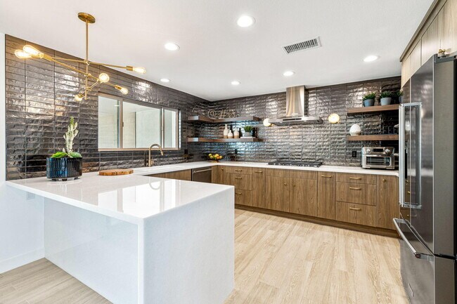 Building Photo - 45654 Verba Santa Dr
