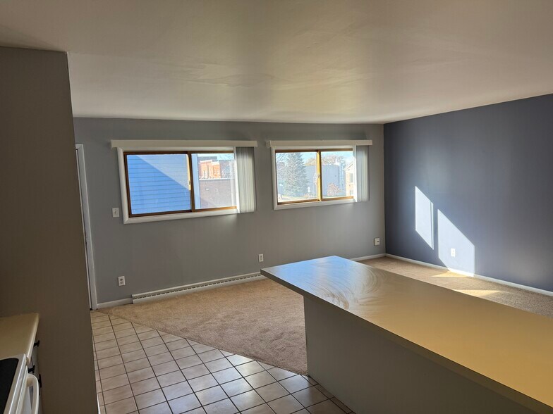 Building Photo - 10 Main St