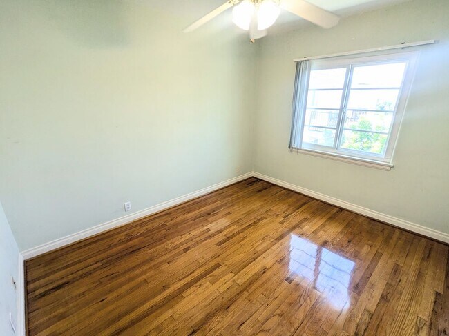 Building Photo - 5671 S San Vicente Blvd