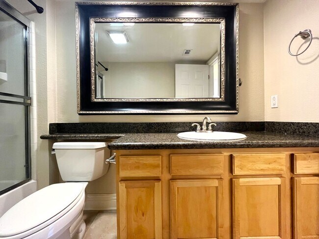 Building Photo - 2 bed, 2 bath located in Corona, CA!